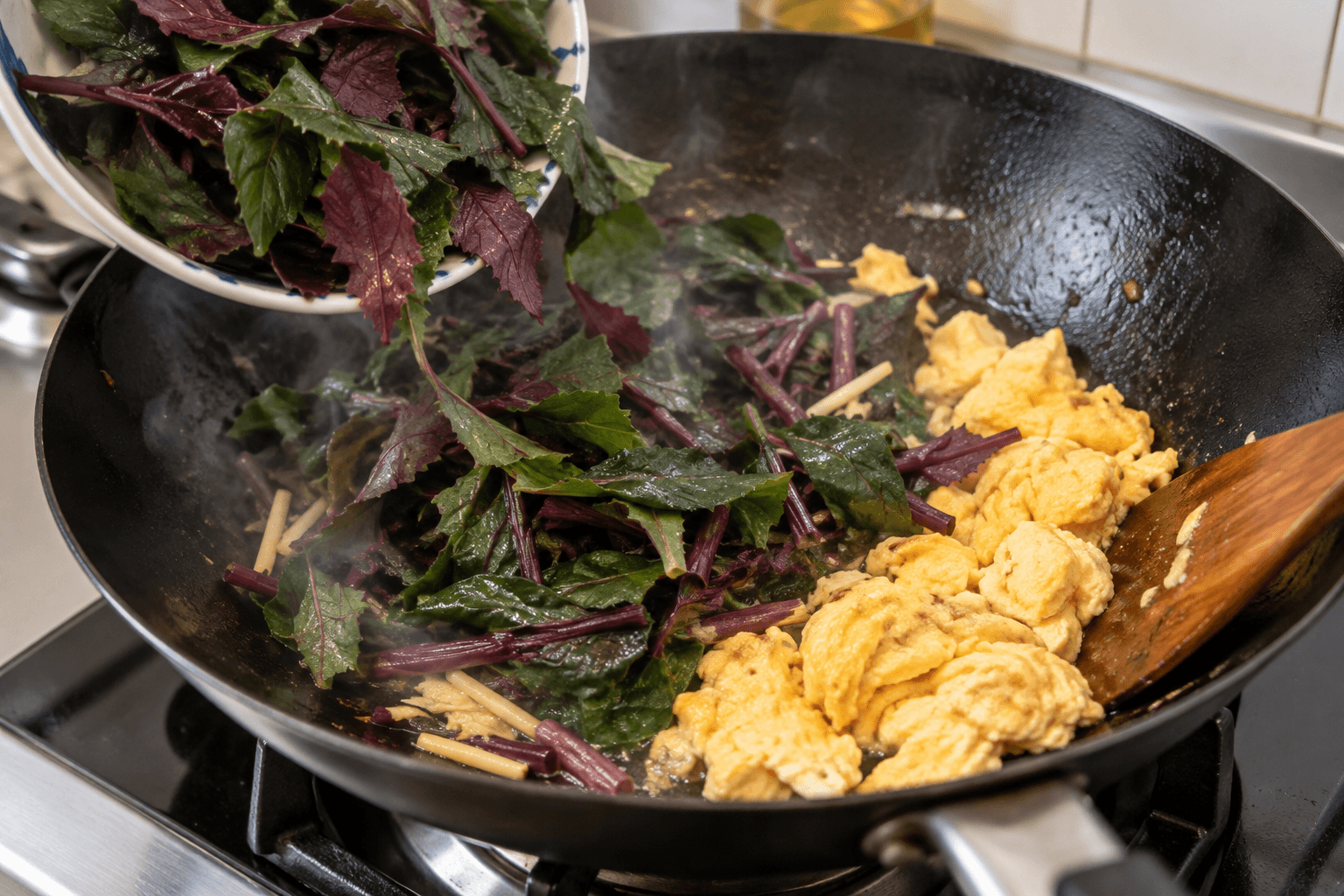 薑香紅鳳菜炒蛋的備料與料理情境，AI 生成示意